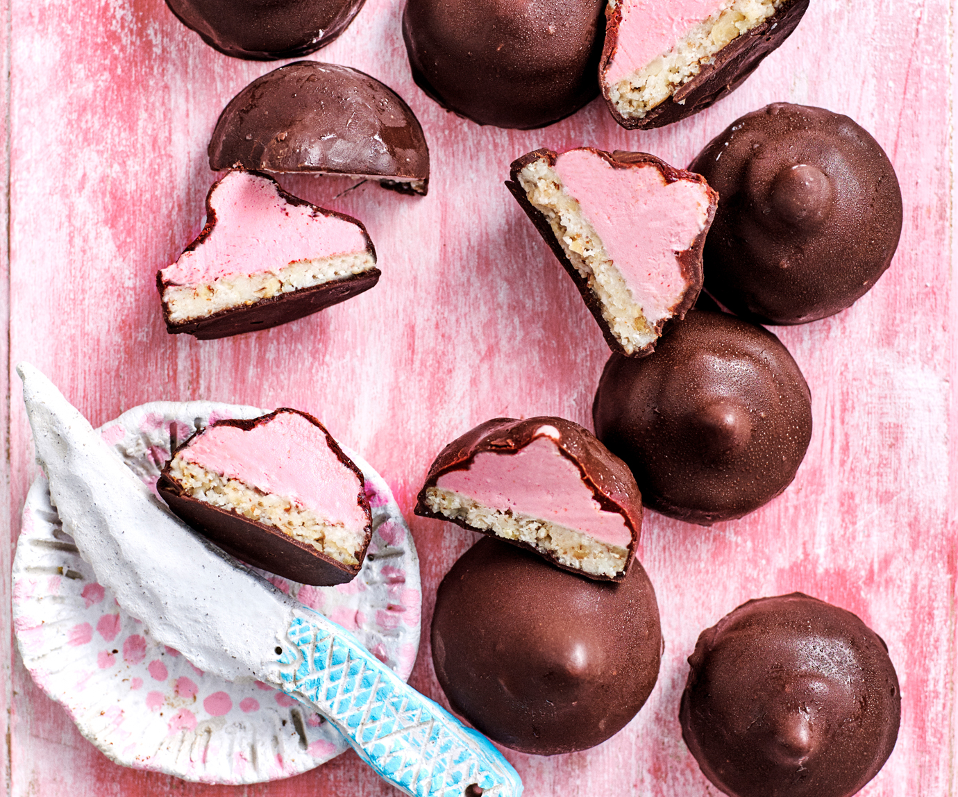 Raw strawberry cream cookies